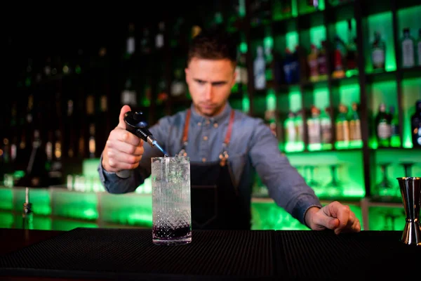 Mladý Muž Pracuje Jako Barman Zatímco Připravuje Koktejly Hospodě — Stock fotografie