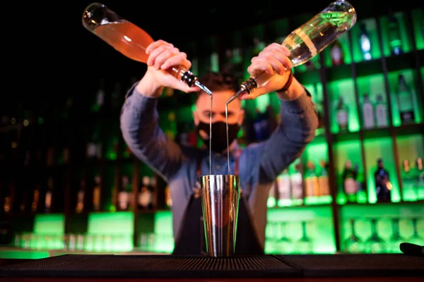 Mladý Muž Pracuje Jako Barman Zatímco Připravuje Koktejly Hospodě Royalty Free Stock Obrázky