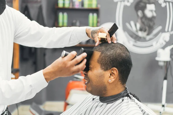 Friseur Und Friseursalon Künstlerische Und Jugendliche Schnitte — Stockfoto