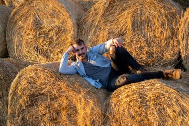 Neşeli, güzel ve hayat dolu. Neşeli, güzel ve hayat dolu. Strawe 'de fotoshoot çeken adam pipetin içinde fotoşopun keyfini çıkarıyor.