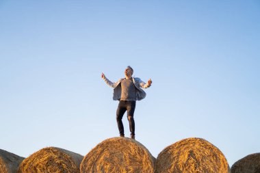 Neşeli, güzel ve hayat dolu adam samanlıkta fotoşopun tadını çıkarıyor.