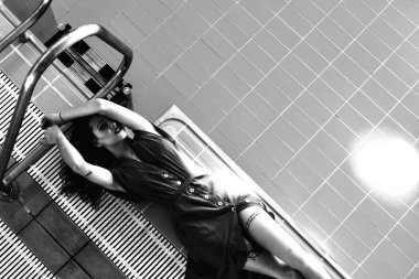 Yüzme havuzunda poz veren kadın model.