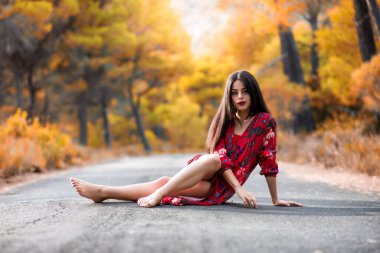 Genç ve maceraperest kız seyahate çıktı.