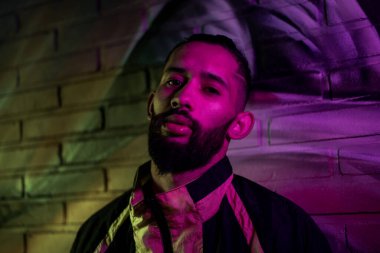 Grafiti çocuğu sokakta poz veriyor.