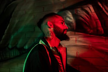 Grafiti çocuğu sokakta poz veriyor.