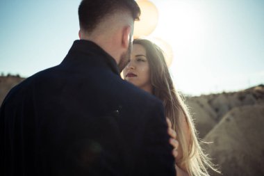 Birbirine aşık bir çift göl kenarında yürüyor.