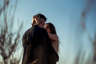 Birbirine aşık bir çift göl kenarında yürüyor.