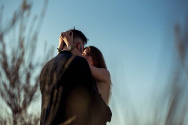 Birbirine aşık bir çift göl kenarında yürüyor.