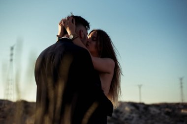 Birbirine aşık bir çift göl kenarında yürüyor.