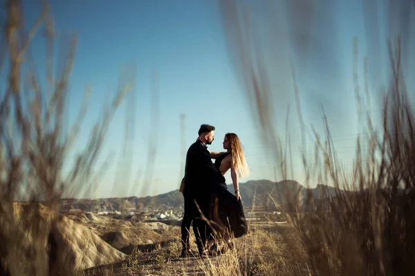 Couple Amoureux Marchant Travers Lagune — Photo