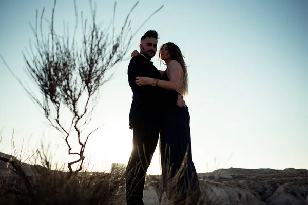 Couple Amoureux Marchant Travers Lagune — Photo