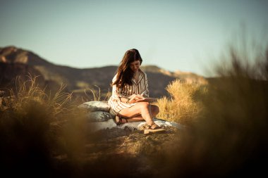 Ormanda kitap okuyan bir kadın