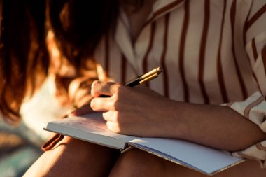 Ormanda kitap okuyan bir kadın