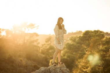 Ormanda kitap okuyan bir kadın