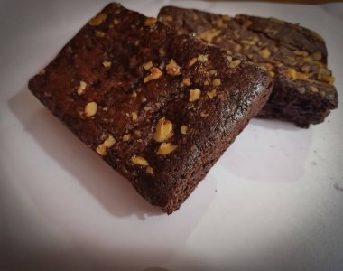 Cevizli broşürlü siyah çikolata. 