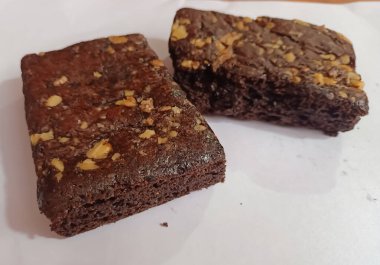 Cevizli broşürlü siyah çikolata. 