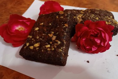 Cevizli broşürlü siyah çikolata ve güzel gül çiçekleri. 