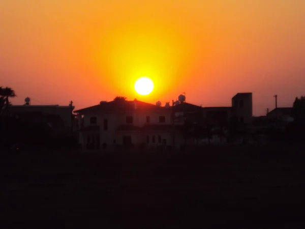 Puesta de sol sobre las casas de Liopetri Famagusta Chipre —  Fotos de Stock