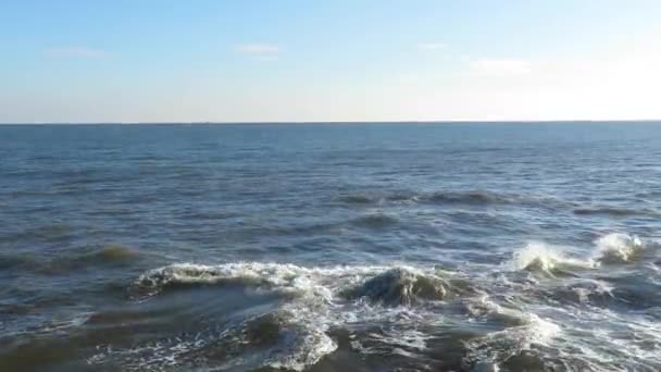 Filmy z morza z promieniejącym słońcem — Wideo stockowe