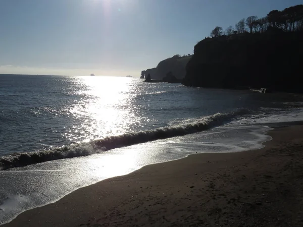 Спокійні Морські Хвилі Проти Сонячного Зимового Неба Багаті Золоті Тони — стокове фото
