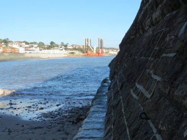 Dawlish 'teki DAWLISH, DEVON, UK Wavewalker 1 platformu mevcut deniz duvarını yükseltmek için devam eden çalışmaları kolaylaştırmak için. Yüksek kalite fotoğraf