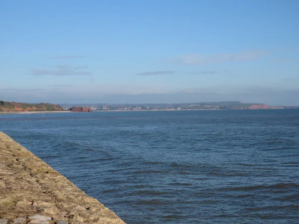 Sea Wall Dawlish Kijkt Uit Zee Zon Hoge Kwaliteit Foto — Stockfoto