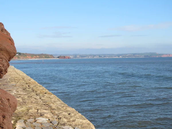 Sea Wall Dawlish Mirando Mar Bajo Sol Foto Alta Calidad — Foto de Stock