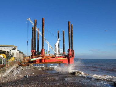 DAWLISH, DEVON, İngiltere - Dawlish 'teki Wavewalker 1 platformu mevcut deniz duvarını yükseltmek için
