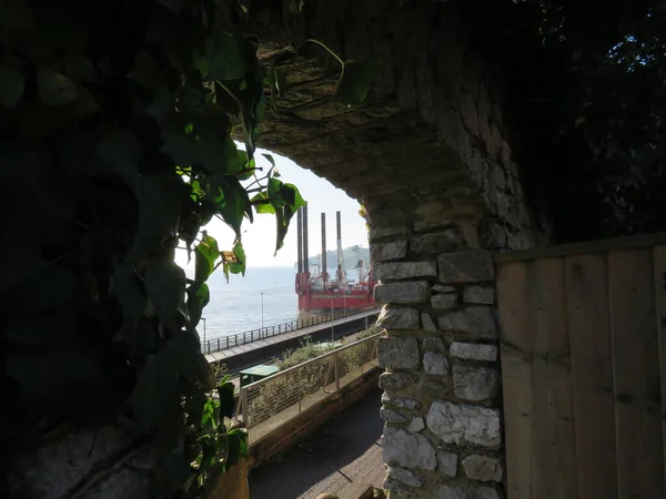 DAWLISH, DEVON, UK - Platforma Wavewalker 1 w Dawlish w celu modernizacji istniejącego muru morskiego — Zdjęcie stockowe