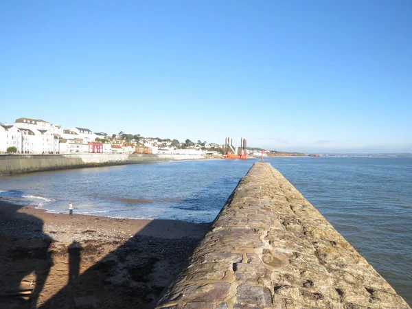 DAWLISH, DEVON, UK - Wavewalker 1 platform bij Dawlish om de bestaande zeewand te upgraden — Stockfoto