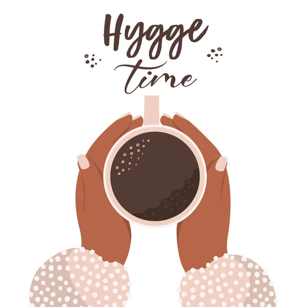 Bir fincan kahve tutan kadınların elleri. Hygge zamanı ve bir fincan kakao ya da kahvenin yazılı olduğu hoş bir tebrik kartı. Hygge stili konsepti. Beyaz arkaplanda izole edilmiş düz çizim