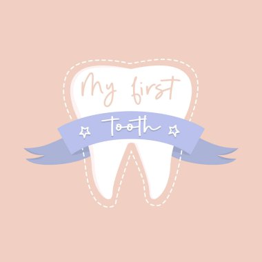 İlk dişimin yazılı olduğu düz vektör çizimi. Bebek ve ebeveynler için tebrikler. Diş muayenehanesi için metin içeren komik tasarım.