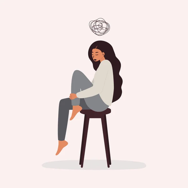 Depresyona girmiş bir kadının düz vektör çizimi. Sandalyeye oturmuş dizlerini tutarak kafasının üstüne karalama yapıyor. Akıl sağlığı sorunları, tükenme, depresyon.
