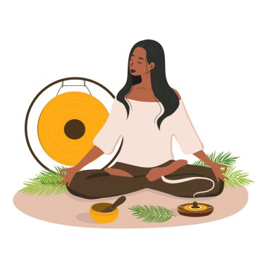 Ayakta duran tütsü, şarkı söyleyen kase ve gongun yanında yoga yapan bir kadının düz vektör çizimi. Sakinlik, meditasyon ve müzik terapisi kavramı. Beyaz arkaplan