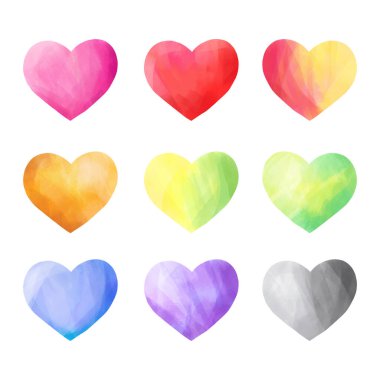 Beyaz arka planda izole edilmiş farklı renklerde suluboya kalpler..