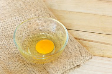 ahşap zemin üzerinde yumurta