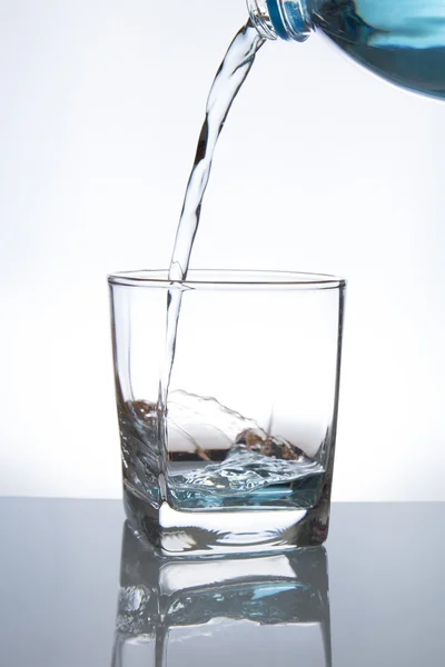 Konzept Des Trinkens Wasser Aus Dem Glas Gießen — Stockfoto