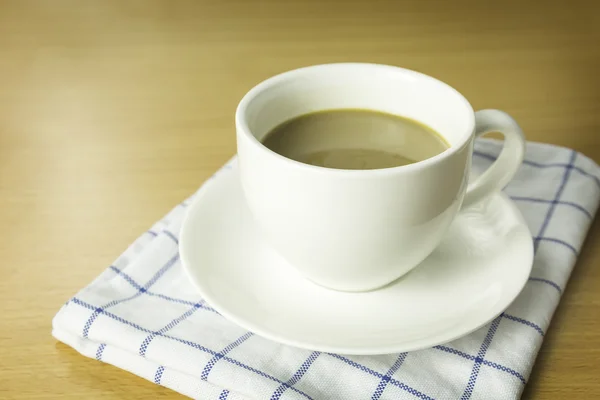 나무 책상에 커피 한잔 — 스톡 사진