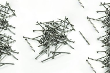 beyaz zemin üzerine metal çivi