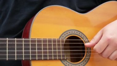 Akustik Gitar Arpeggioları. Gitar çalan bir adam. Romantik ruh hali, müzikal enstrüman, yakın çekim