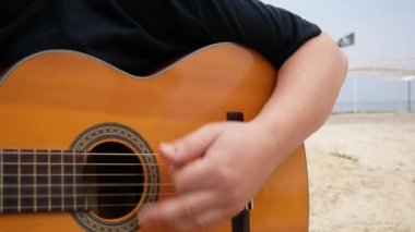 Akustik Gitar Arpeggioları. Romantik ruh hali, müzikal enstrüman, yakın çekim