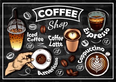 Karatahtaya izole edilmiş renkli içeceklerle birlikte eskiz el çizimi Kahve Dükkanı posteri. Espresso, cappuccino, kahve latte, buzlu kahve, Americano, paket kahve, kahve çekirdekleri. Kafe menüsü. Vektör illüstrasyonu