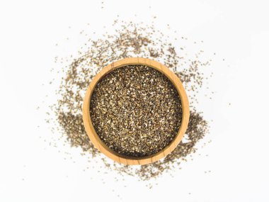 Yakın plan Chia Tohumu ahşap kasede beyaz arka planda