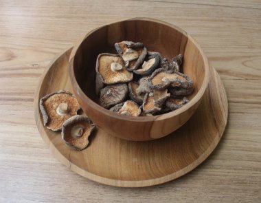 Tahta kasede Shitake Mantarı 'nı kapat.