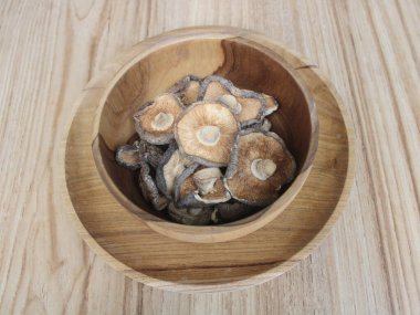 Tahta kasede Shitake Mantarı 'nı kapat.