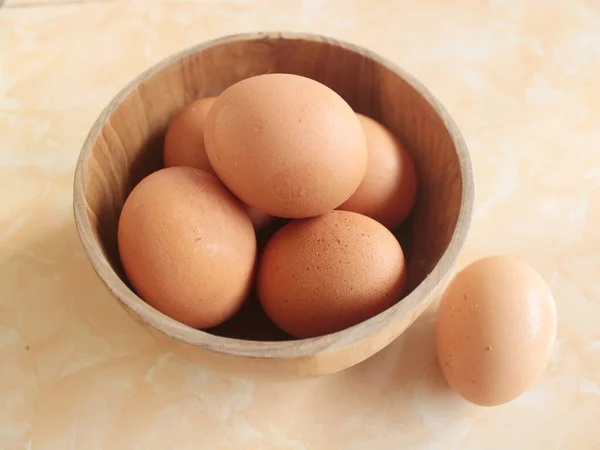 Tahta bir kasede ördek yumurtaları