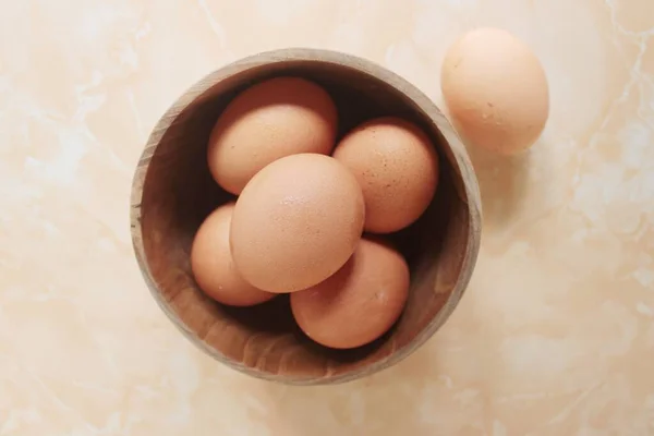 Tahta bir kasede ördek yumurtaları