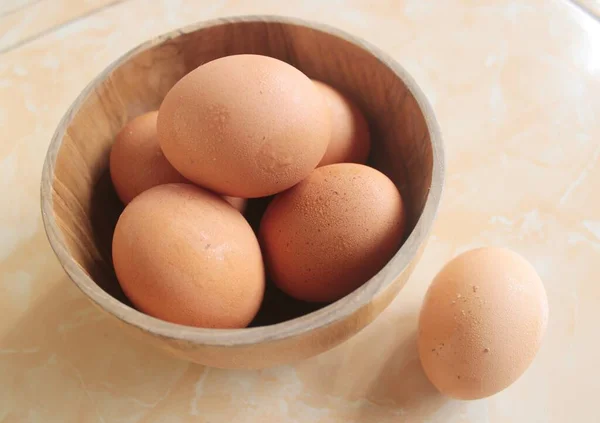 Tahta bir kasede ördek yumurtaları