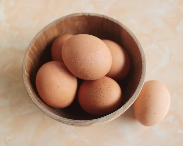 Tahta bir kasede ördek yumurtaları