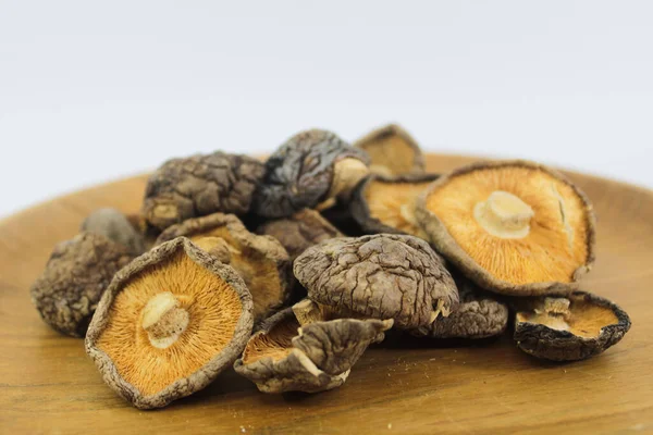 Shitake Mantarı ve Tarçın 'ı ahşap tabakta kapatın.